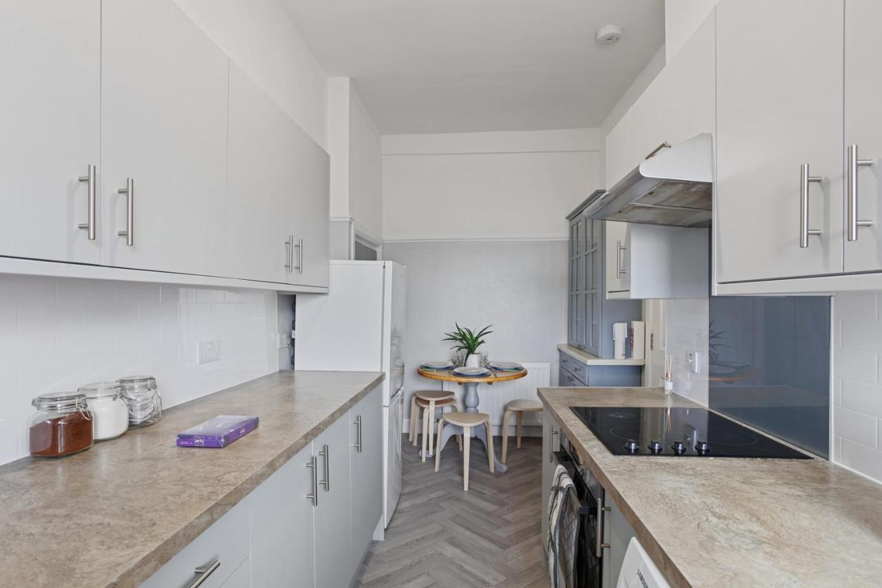 Lovely 3 Bedroom Apartment In Aberdeen Centre ภายนอก รูปภาพ
